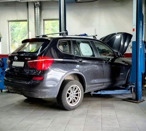 BMW F25 X3 20d xDrive - замена прокладки клапанной крышки и устранение следов течи