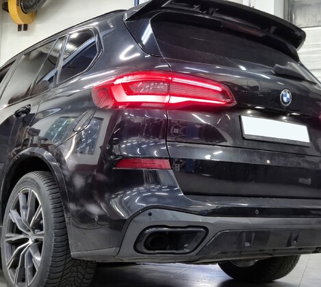 BMW X5 G05 30d xDrive - осмотр ходовой части, краткий тест диагностической системой, замена передних стоек стабилизатора и калибровка шторки и сидений