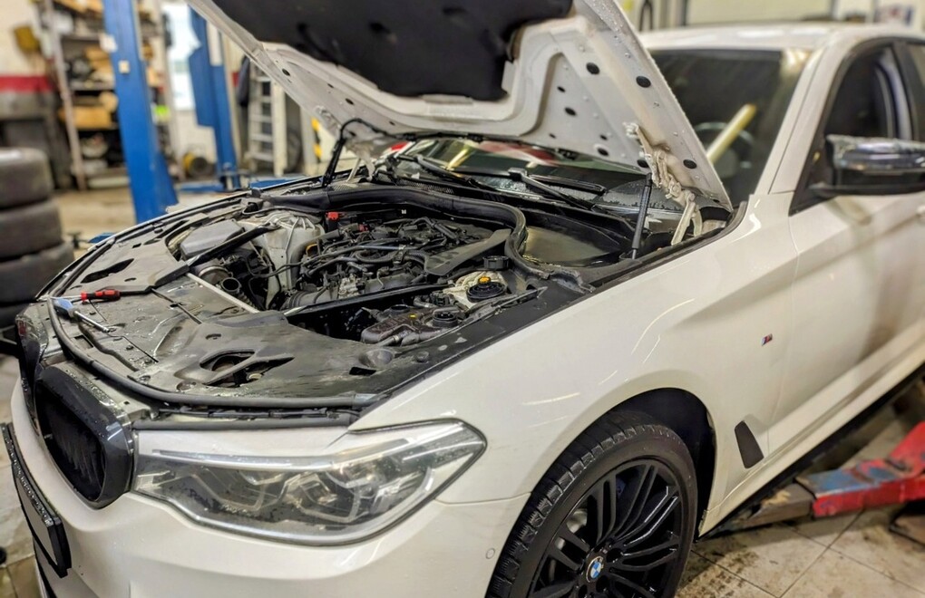 BMW 530i (G30) - замена возвратного трубопровода охлаждающей жидкости, прокачка и замена тормозной жидкости