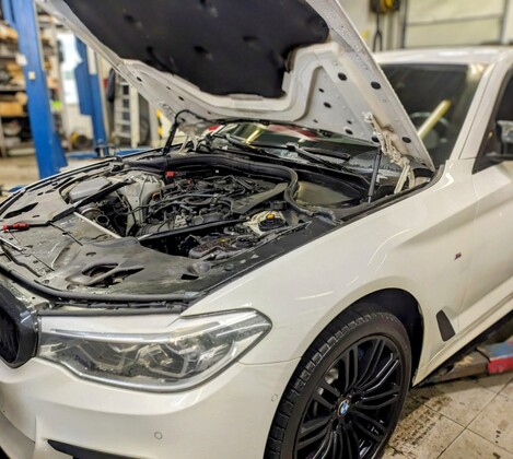BMW 530i (G30) - замена возвратного трубопровода охлаждающей жидкости, прокачка и замена тормозной жидкости
