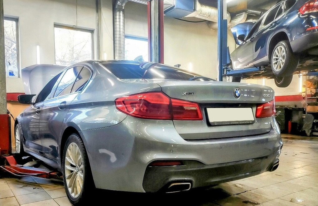 BMW 530D G30 - замена впускного коллектора на дизельном двигателе