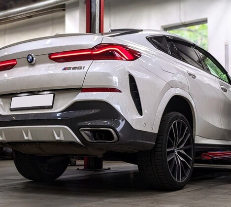BMW X6 G06 50i - люфт правого нижнего поперечного рычага