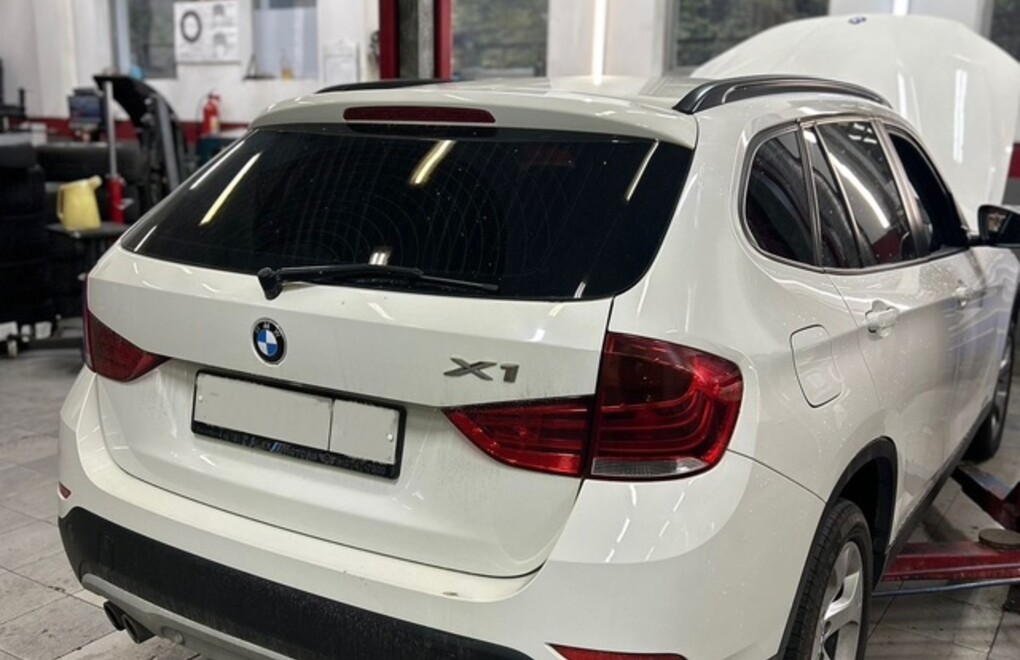 BMW X1 e84 - замена помпы, термостата и бачка