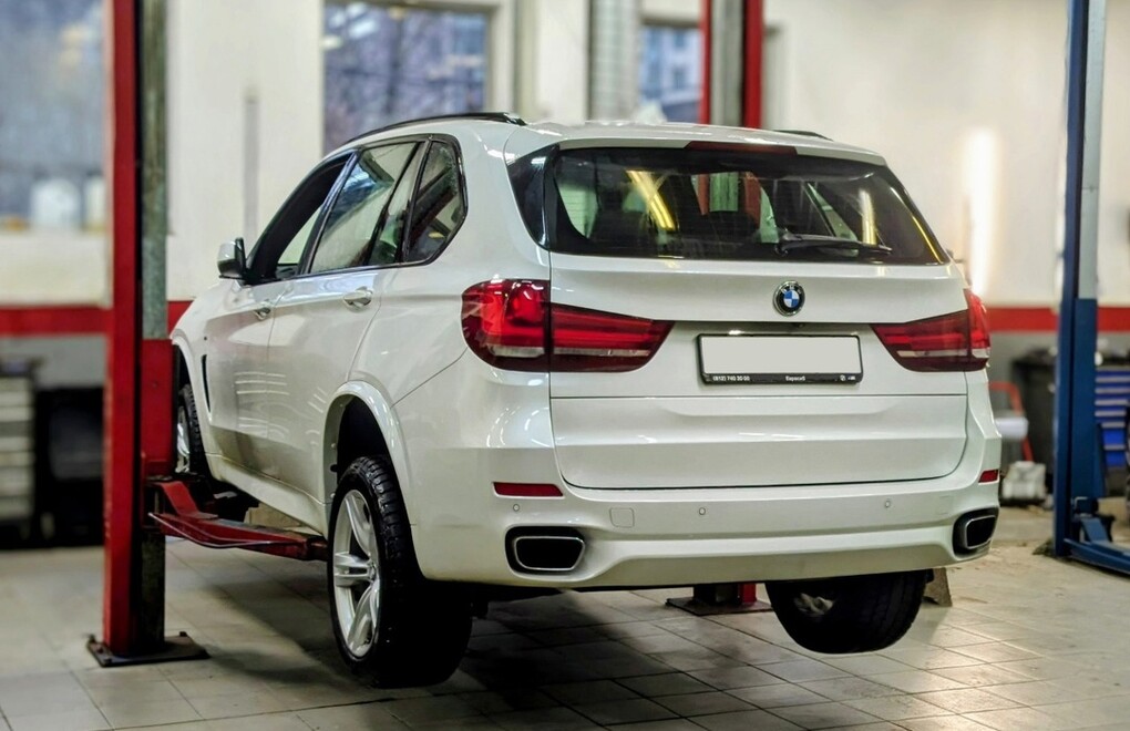 BMW X5 F15 - замена подшипника переднего левого колеса