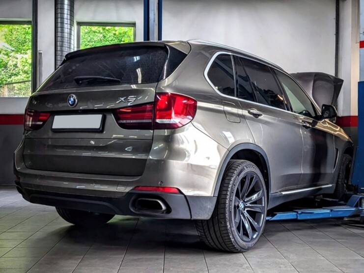 BMW X5 F15 D - замена крышки головки блока цилиндров и шланга вентиляции картера