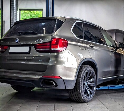 BMW X5 F15 D - замена крышки головки блока цилиндров и шланга вентиляции картера